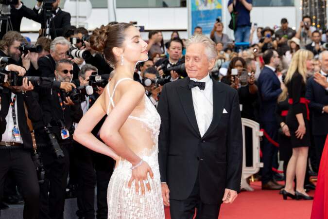 Carys semble elle aussi prendre plaisir à poser devant les photographes du Festival de Cannes