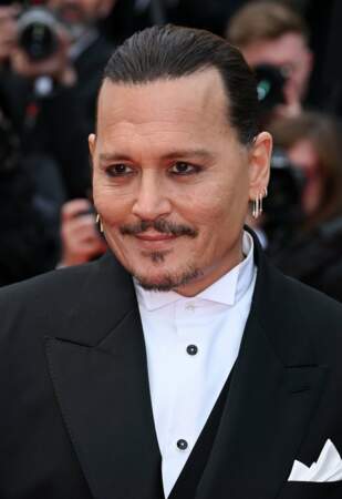Le grand acteur américain Johnny Depp pose devant les photographes lors de la montée des marches pour "Jeanne du Barry"