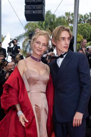 Elle pose avec sa longue cape rouge, tandis que lui porte un costume lors du photoshoot du 76ème Festival International du Film de Cannes