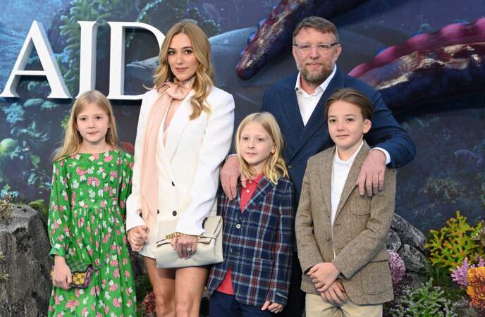 Guy Ritchie, Jacqui Ainsley et leurs enfants à la première du film La Petite Sirène à Londres, le 15 mai 2023.
