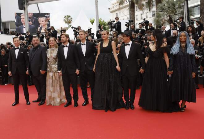 Une photo réunissant le jury de ce 76ème Festival International du Film de Cannes avec Ruben Ostlund, Paul Dano, Denis Menochet, Brie Larson, Damian Szifron, Julia Ducournau, Atiq Rahimi, Maryam Touzani et Rungano Nyoni