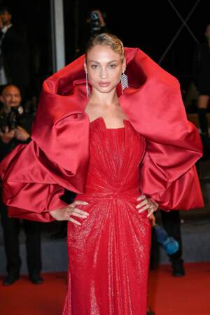 La mannequin Rose Bertram avec sa sublime robe rouge