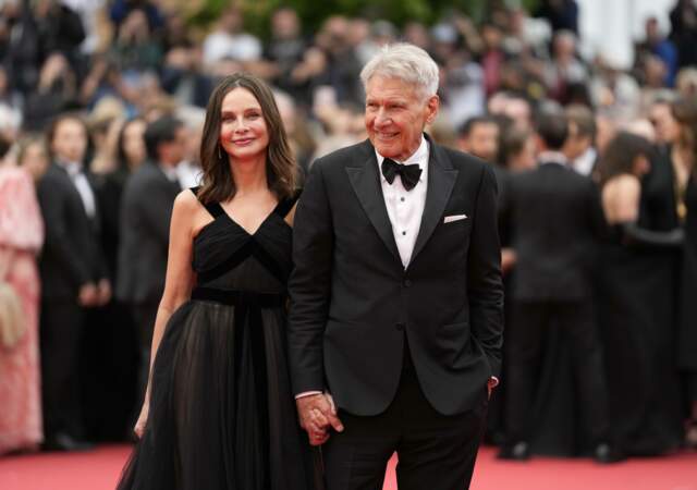 Calista Flockhart la star d'Ally McBeal et son mari Harrison Ford posent tout sourire devant les photographes pour la montée des marches du film Indiana Jones et le Cadran de la destinée lors du Festival de Cannes 2023