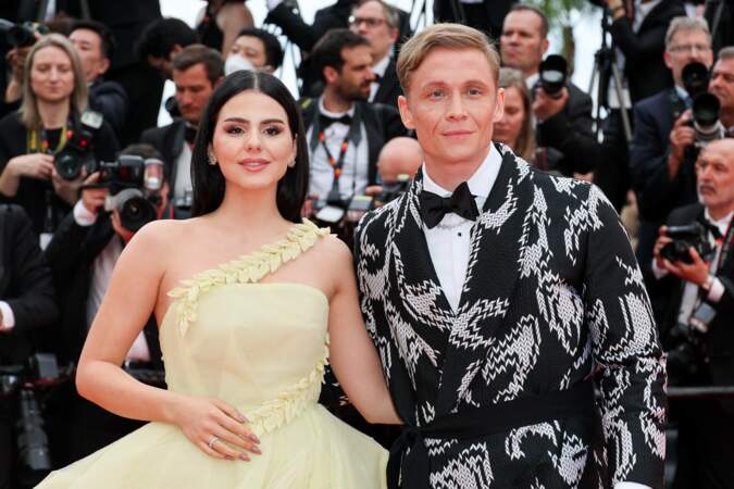 Ruby O. Fee et Matthias Schweighofer montent les marches pour le film Indiana Jones et le Cadran de la destinée lors du Festival de Cannes 2023