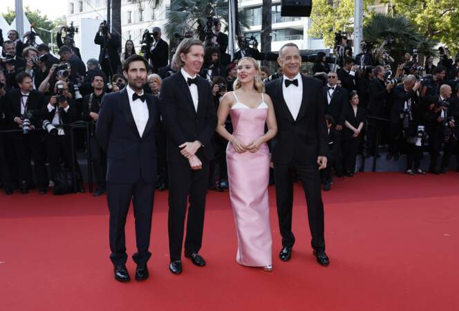 Festival de Cannes 2023 - Montée des marches du film Asteroid City : l'équipe du film avec Jason Schwartzman, Wes Anderson, Scarlett Johansson et Tom Hanks