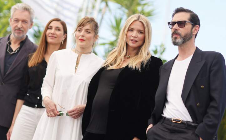 Festival de Cannes 2023 - Photocall L'amour et les forêts de Valérie Donzelli : Eric Reinhart, Audrey Diwan, Valérie Donzelli, Virginie Efira et Melvil Poupaud
