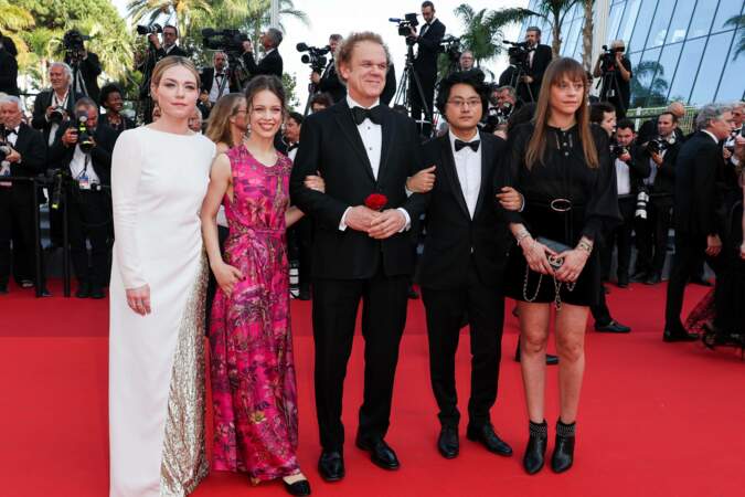 Festival de Cannes 2023 - La montée des marches du film The Old Oak : Paula Beer, Alice Winocour, John C. Reilly, Emilie Dequenne et Davy Chou.