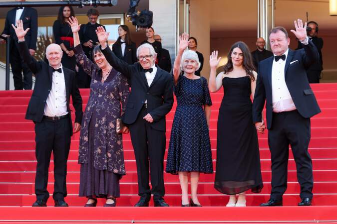 Festival de Cannes 2023 - La montée des marches du film The Old Oak : Paul Laverty, Rebecca O'Brien, Ken Loach, Lesley Ashton, Ebla Mari et Dave Turner.