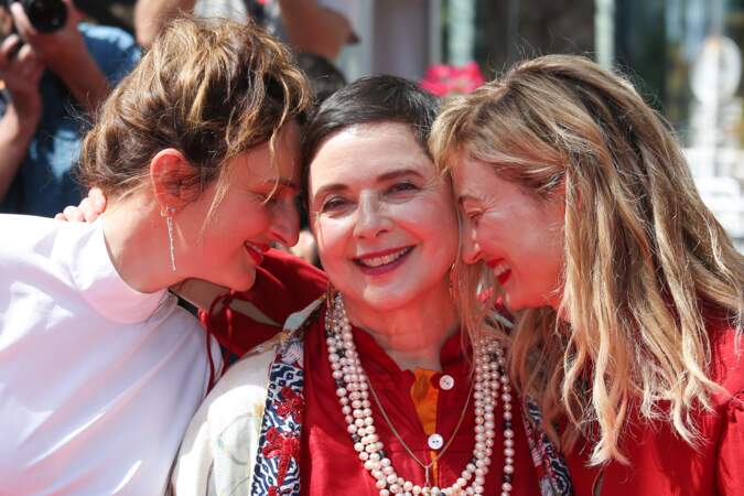 Festival de Cannes 2023 - La montée des marches du film La Chimera : Alice Rohrwacher, Isabella Rossellini et Alba Rohrwacher