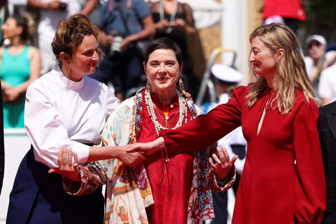 Festival de Cannes 2023 - La montée des marches du film La Chimera : Alba Rohrwacher, Isabella Rossellini, Alice Rohrwacher