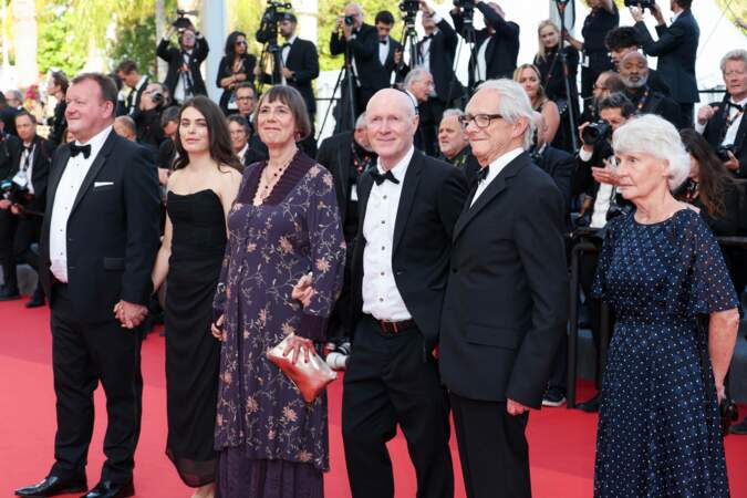 Festival de Cannes 2023 - La montée des marches du film The Old Oak : Paul Laverty, Rebecca O'Brien, Directeur Ken Loach, Lesley Ashton, Ebla Mari et Dave Turner.