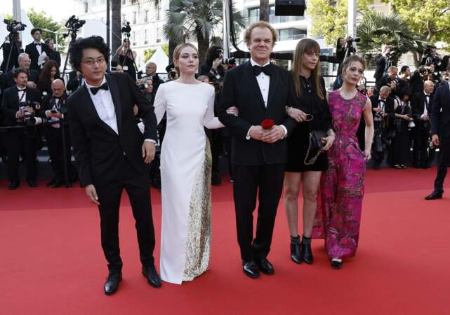 Festival de Cannes 2023 - La montée des marches du film The Old Oak : Davy Chou, from left, Emilie Dequenne, John C. Reilly, Alice Winocour et Paula Bear.