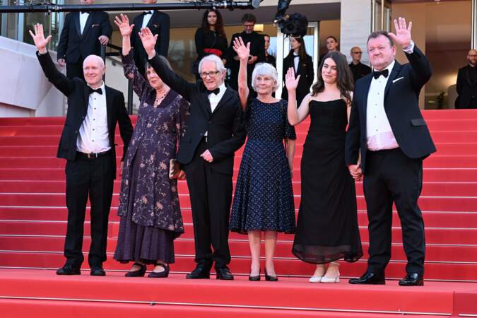 Festival de Cannes 2023 - La montée des marches du film The Old Oak : Paul Laverty, Rebecca O'Brien, Lesley Ashton, Directeur Ken Loach, Ebla Mari et Dave Turner.