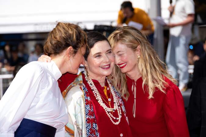 Festival de Cannes 2023 - La montée des marches du film La Chimera : Alice Rohrwacher, Isabella Rossellini, Alba Rohrwacher