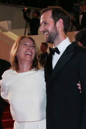 Festival de Cannes 2023 L'abbé Pierre : Emmanuelle Bercot, éclate de rire sur le photocall avec Benjamin Lavernhe.