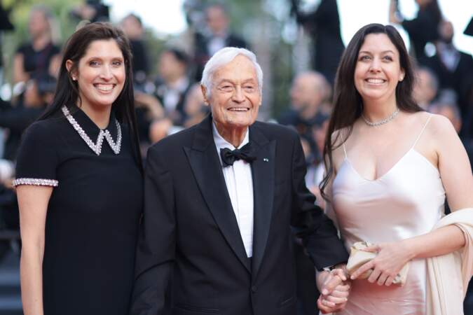 Festival de Cannes 2023 - La montée des marches du film Elémentaire pour la cérémonie de clôture du Festival : Le réalisateur et producteur américain Roger Corman avec ses filles
