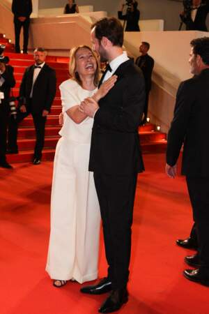 Festival de Cannes 2023 L'abbé Pierre : Emmanuelle Bercot, sourire aux lèvres, avec Benjamin Lavernhe.