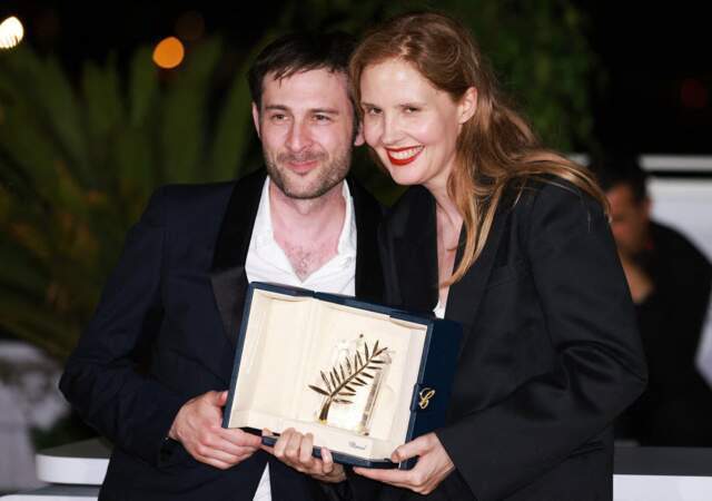 Festival de Cannes 2023 -Justine Triet pose avec le coscénariste du film, Arthur Harari après avoir remporté la Palme d’or à Cannes.