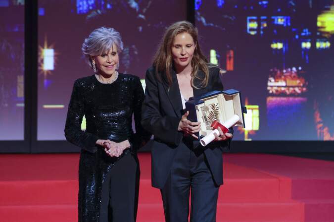 Festival de Cannes 2023 - C'est la française Justine Triet qui remporte la Palme d’or pour le film Anatomie d’une chute.
Elle a reçu son prix au coté de l'actrice Jane Fonda.