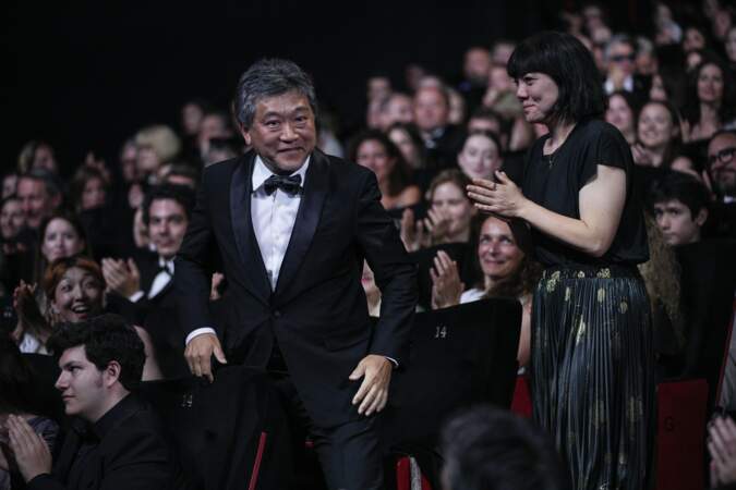 Festival de Cannes 2023 -  Hirokazu Kore-eda récupére le prix du scénario, en l'absence du lauréat, Yuji Sakamoto.