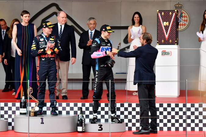 La princesse Charlène de Monaco, le prince Albert II de Monaco, le roi de Malaisie, Abdullah Shah, Andrea Casiraghi, Max Verstappen, Esteban Ocon lors de la remise de prix du 80ème Grand Prix de Monaco de Formule 1.