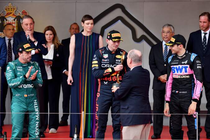 Michel Boeri, la princesse Charlène de Monaco, le prince Albert II de Monaco, le roi de Malaisie, Abdullah Shah, Andrea Casiraghi, Fernando Alonso, Max Verstappen, Esteban Ocon lors de la remise de prix du 80ème Grand Prix de Monaco de Formule 1.