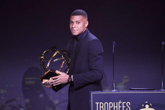 31ème cérémonie des Trophées UNFP : Kylian Mbappé remporte le trophée du meilleur joueur de la saison de Ligue 1 pour la 4ème année consécutive.