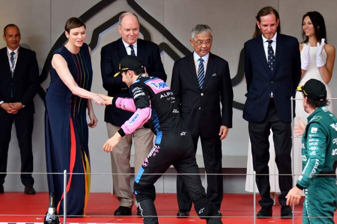 Michel Boeri, la princesse Charlène de Monaco, le prince Albert II de Monaco, le roi de Malaisie, Abdullah Shah, Andrea Casiraghi, Esteban Ocon lors de la remise de prix du 80ème Grand Prix de Monaco de Formule 1.