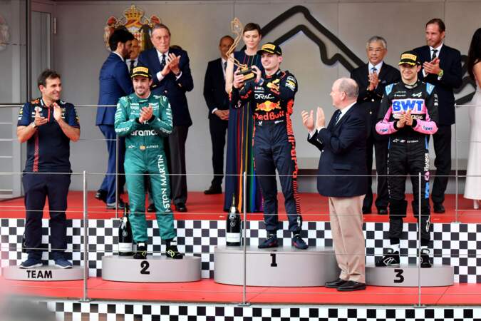 Le 2ème sur le podium Fernando Alonso, le grand vainqueur Max Verstappen et le 3ème sur le podium Esteban Ocon lors de la remise de prix du 80ème Grand Prix de Monaco de Formule 1.