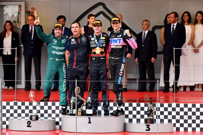 Michel Boeri, la princesse Charlène de Monaco, le prince Albert II de Monaco, le roi de Malaisie, Abdullah Shah, Andrea Casiraghi et les 3 premiers vainqueurs Fernando Alonso, Max Verstappen, Esteban Ocon lors de la remise de prix du 80ème Grand Prix de Monaco de Formule 1.