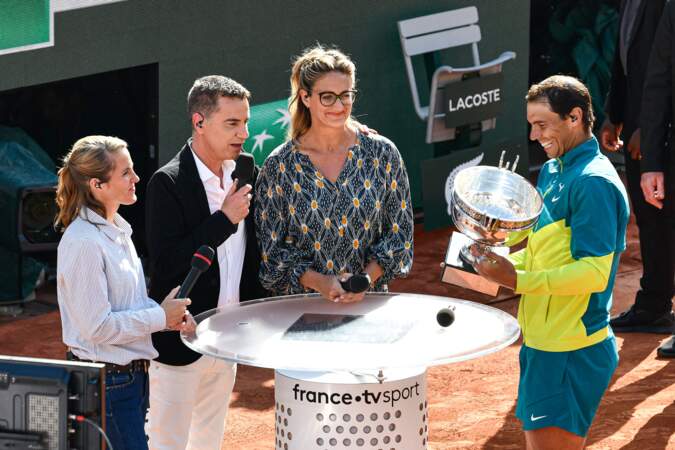 Laurent Luyat et l'equipe des commentateurs sportifs de France Television lors de la quatorzième victoire du joueur de tennis Rafael Nadal au tournoi de Roland-Garros 2022. Laurent est alors âgé de 55 ans.