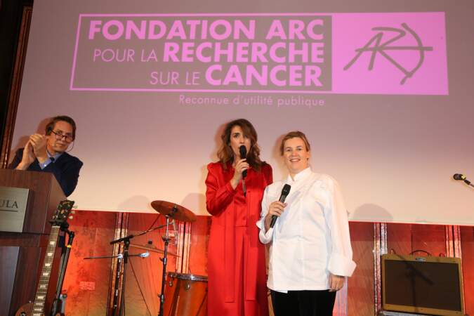 Toujours en 2014, Hélène Darroze participe au Gala de la fondation ARC au profit de la recherche contre le cancer du sein à l'hôtel Peninsula à Paris.  A l’occasion d’Octobre Rose, mois international de mobilisation pour le dépistage du cancer du sein, a eu lieu la soirée caritative "Protégeons les femmes que nous aimons". Pour l'occasion la façade de l'hôtel Peninsula était illuminée de rose, et ce pour tout le mois d’octobre.