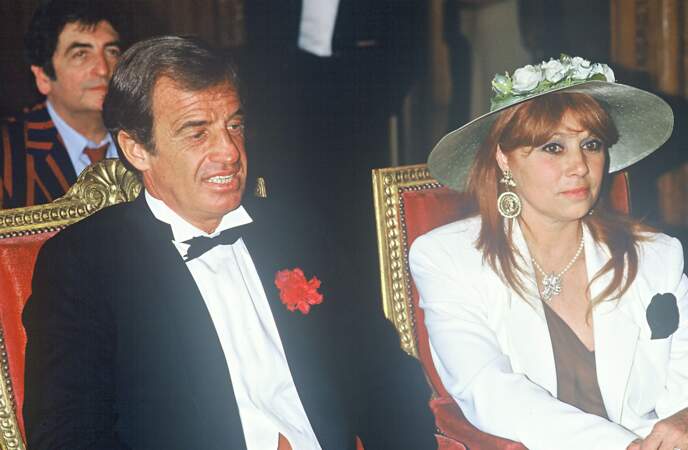 Jean-Paul Belmondo s'est marié pour la première fois en 1986 à Elodie Constantin, une jeune danseuse.
Ensemble, ils ont eu trois enfants : Patricia, Florence et Paul Belmondo.