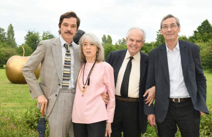 Elie Top, Ariel de Ravenel et Frédéric Mitterrand participent en 2021 au vernissage de l'exposition Les Lalanne à Trianon, organisée en partenariat avec la Galerie Mitterand.