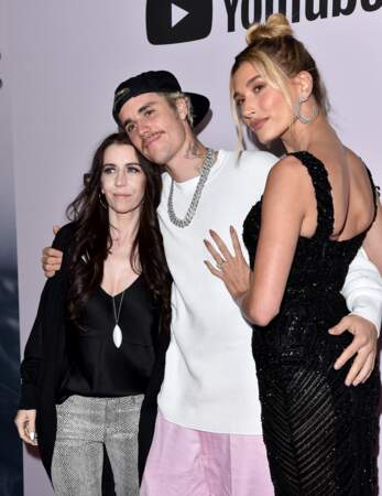 Justin Bieber entre sa mère Pattie Mallette et sa femme Hailey Baldwin Bieber. Pourquoi choisir ? 