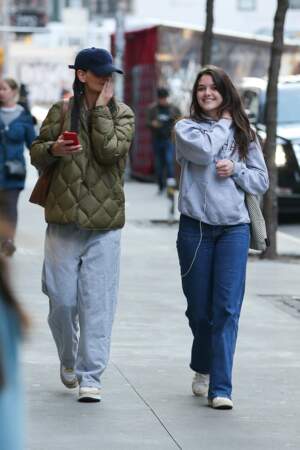 Katie Holmes se promène et rit avec sa fille Suri Cruise dans les rues de New York.
Ce n'est plus un secret pour personne, la relève est assurée pour Katie Holmes dont sa fille est le portrait craché.