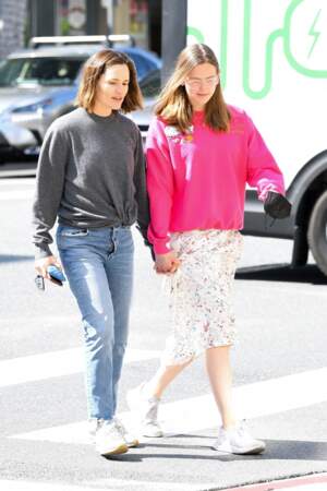 Jennifer Garner se promène avec sa fille Violet dans les rues de Beverly Hills, main dans la main telles deux amies.