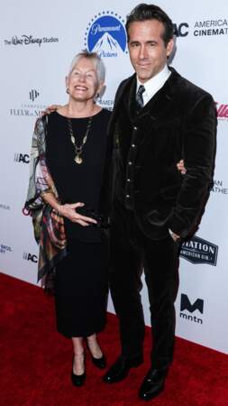 Ryan Reynolds et sa mère Tammy, le sourire aux lèvres.
