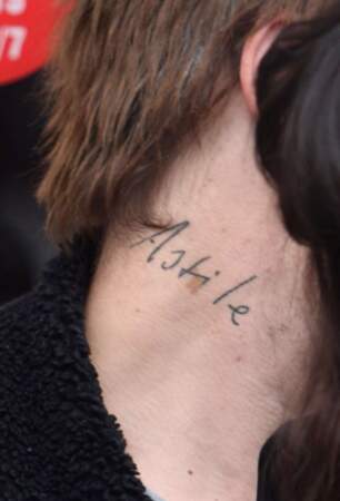 Le chanteur s'est fait tatouer son nom sur le cou.