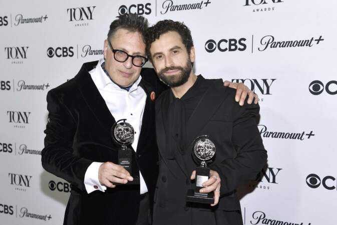 Soirée des 76èmes Tony Awards :
Patrick Marber, à gauche, lauréat du prix de la meilleure mise en scène, et Brandon Uranowitz, lauréat du prix de la meilleure interprétation d'un acteur dans un rôle principal, tous deux pour "Leopoldstadt".