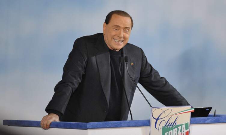 En 2013, Silvio Berlusconi (77 ans) est déchu de son mandat de sénateur à la suite d'une condamnation pour fraude fiscale.