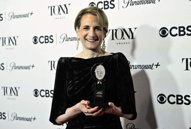 Soirée des 76èmes Tony Awards :
Natasha Katz remporte le prix de la meilleure conception d'éclairage d'une comédie musicale pour "Sweeney Todd : The Demon Barber of Fleet Street".