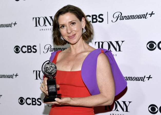 Soirée des 76èmes Tony Awards :
Miriam Silverman remporte le prix de la meilleure performance d'une actrice dans un rôle principal dans une pièce de théâtre pour "The Sign in Sidney Brustein's Window".