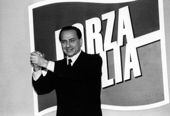 Dans les années 1990, Silvio Berlusconi se lance en politique et crée le mouvement de centre droit Forza Italia.