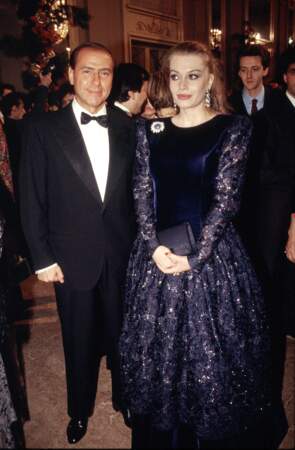 En 1990, Silvio Berlusconi épouse Veronica Lario, après dix ans de relation cachée. Il était autrefois marié à Carla Dell'Oglio, avec qui il a eu trois enfants.
De son second mariage sont nés trois enfants.

