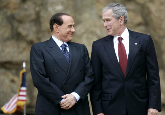 Il prend également la pose lors de séances photos officielles à la Villa Madame à Rome, avec George W. Bush.