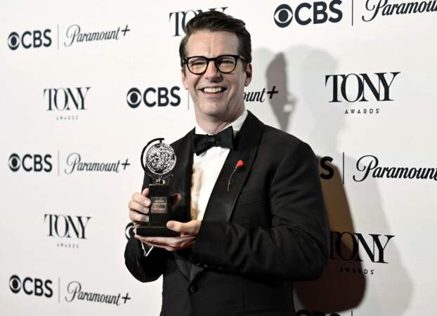 Soirée des 76èmes Tony Awards :
Sean Hayes remporte le prix de la meilleure performance d'un acteur dans un rôle principal dans une pièce de théâtre pour "Good Night, Oscar".