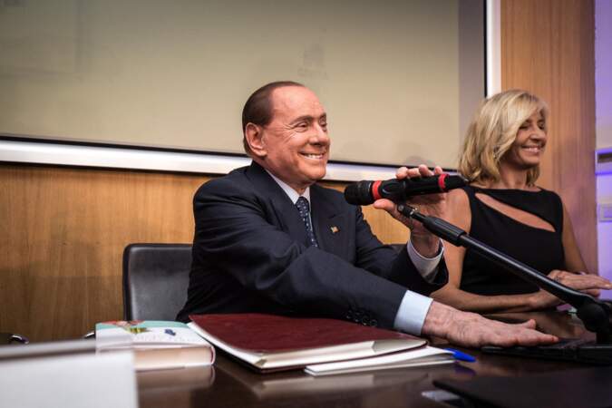 En 2016, Silvio Berlusconi (80 ans) subit une opération à cœur ouvert à l’hôpital San Raffaele, pour remplacer la valve aortique.