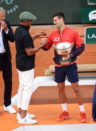 Yannick Noah et Novak Djokovic lors de la finale de Roland Garros 2023 à Paris.