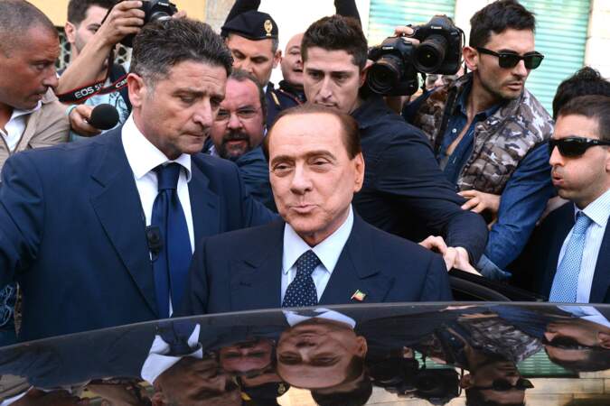 L'année suivante, Silvio Berlusconi et Veronica Lario divorcent.